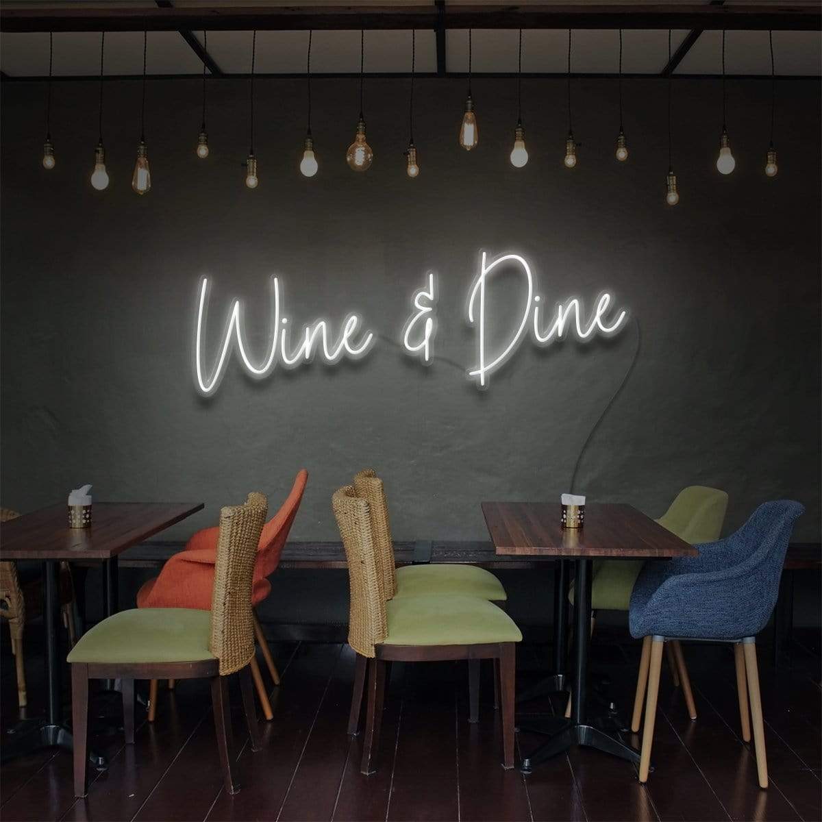 "Enseigne Néon 'Wine & Dine' pour Bars & Restaurants"