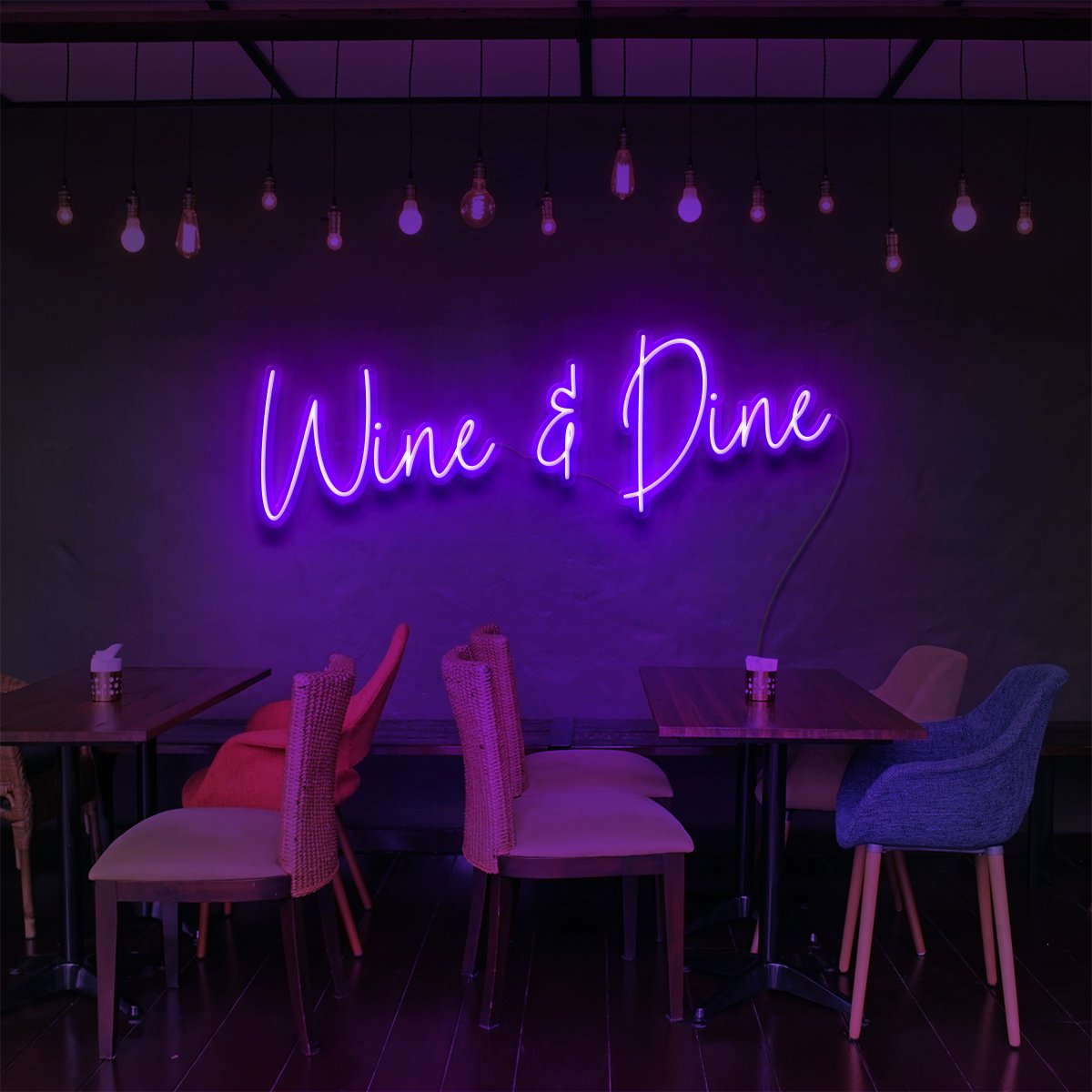 "Enseigne Néon 'Wine & Dine' pour Bars & Restaurants"