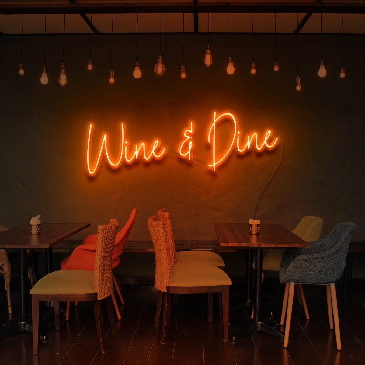 "Enseigne Néon 'Wine & Dine' pour Bars & Restaurants"