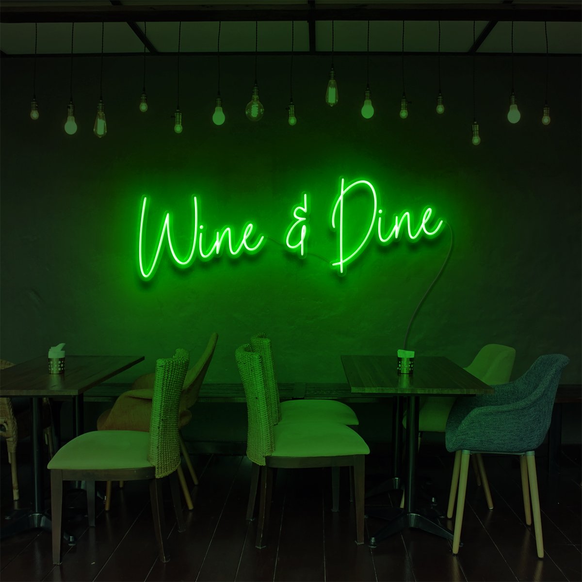 "Enseigne Néon 'Wine & Dine' pour Bars & Restaurants"