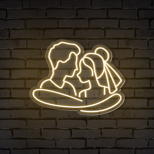 Signe au néon en forme de "câlin couple"
