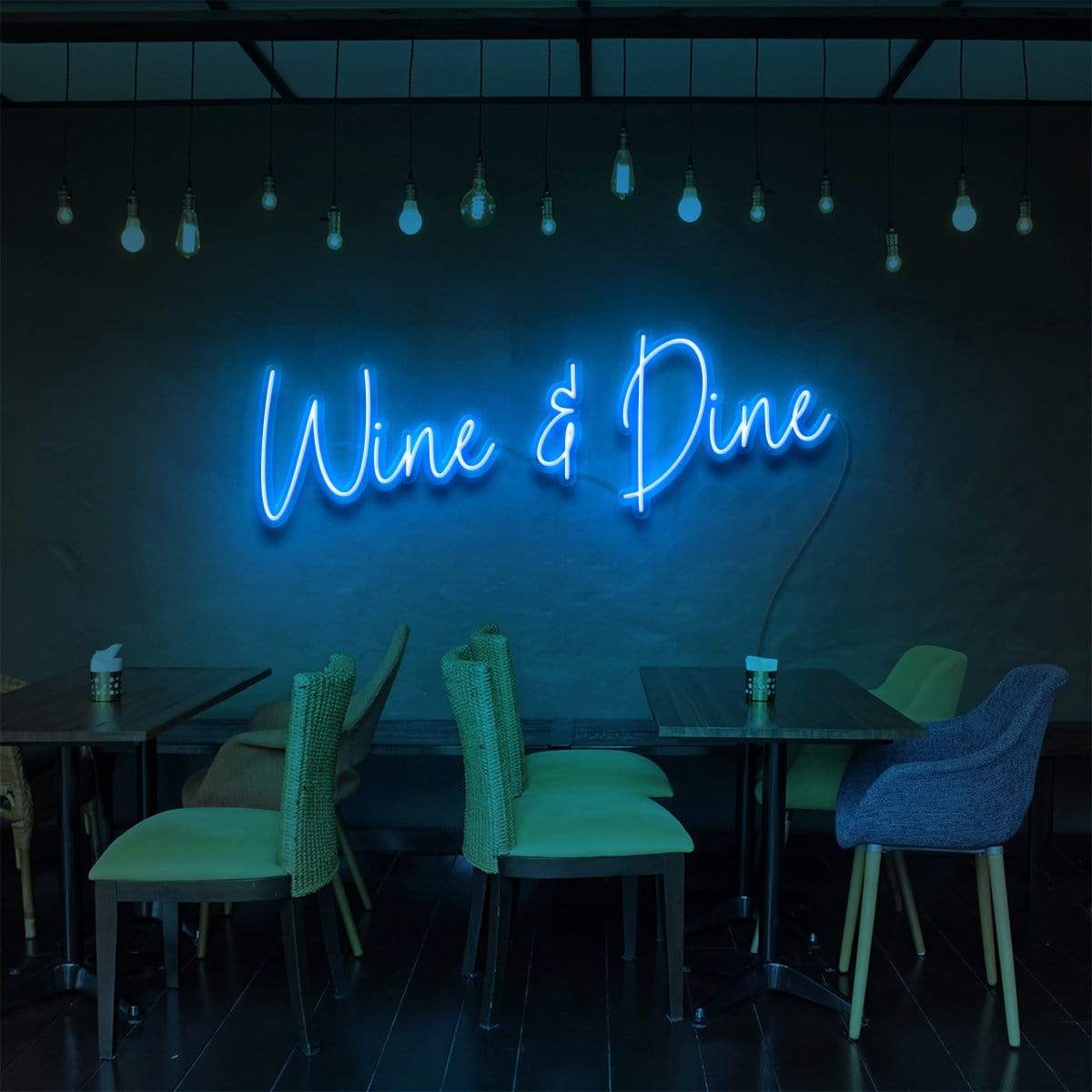 "Enseigne Néon 'Wine & Dine' pour Bars & Restaurants"