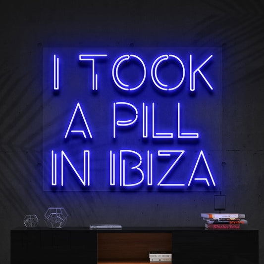 "J'ai pris une pilule à Ibiza" Enseigne au néon