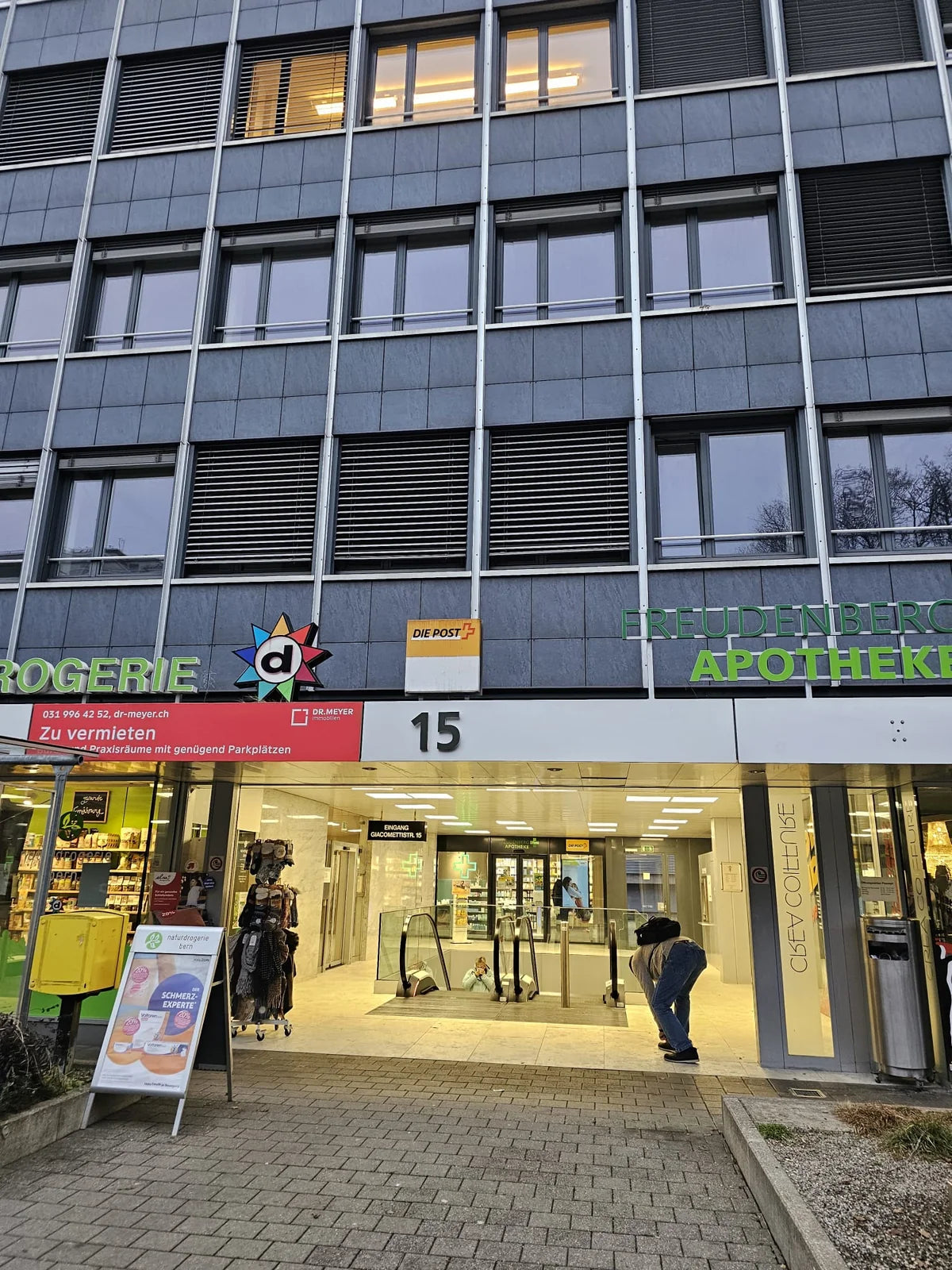 Fassade des Einkaufszentrums Freudenberg in Bern mit der noch freien Fläche vor der Installation der Leuchtreklame für das China Cultural Center.