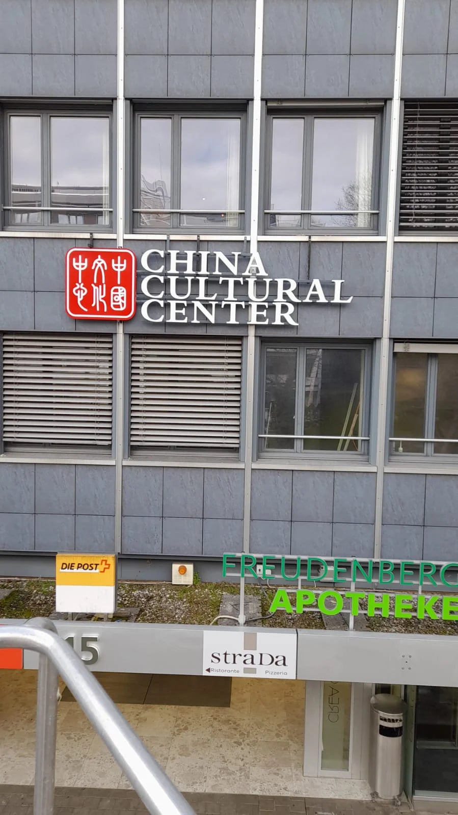 Nahaufnahme des roten Logos und der weissen Buchstaben des China Cultural Center an der Fassade in Bern.