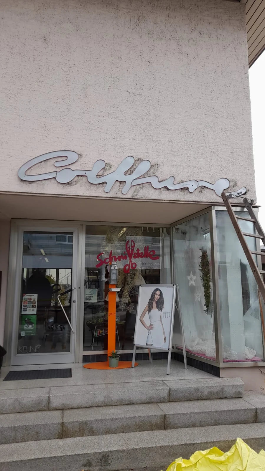 Fassade des Coiffeursalons in Konolfingen vor den Arbeiten, mit der bisherigen hellen Coiffure-Beschriftung über dem Eingang.