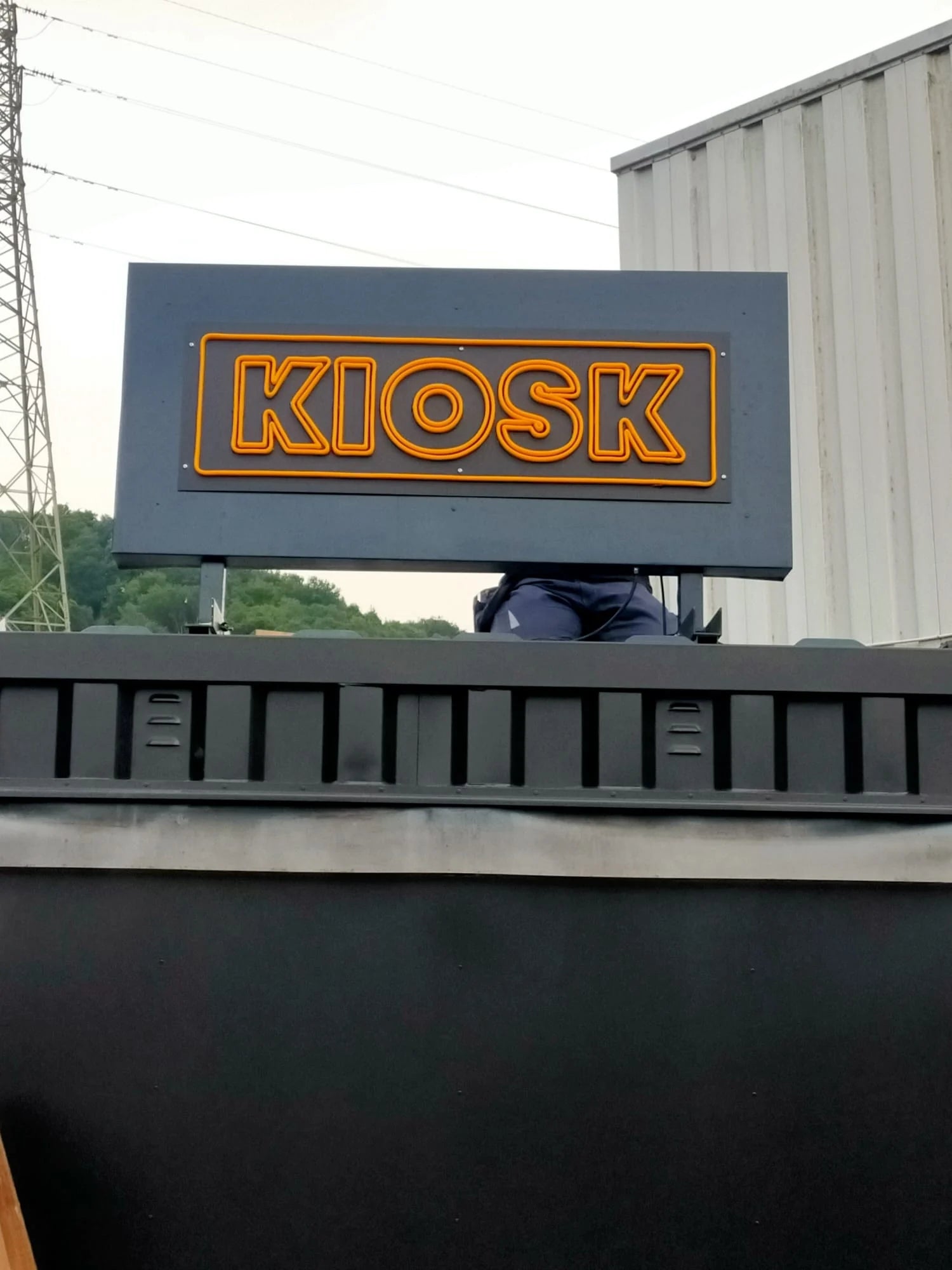 Nahaufnahme des KIOSK-Schilds auf seiner Trägerkonstruktion während der Positionierung in Montreux.